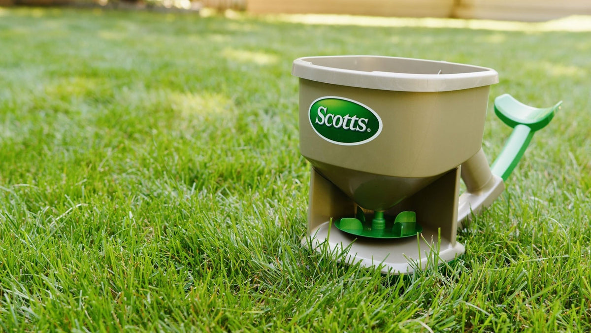Whirl Year-Round Hand-Held Spreader, 1,500 sq. ft. I3C1 - product image 4
